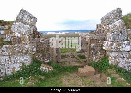 Porte à Hadrien blocs de mur pierre grand construit par les Romains Roman Scottish Scots Invade envahisseurs colline fort Ruben vieux protéger la protection Banque D'Images