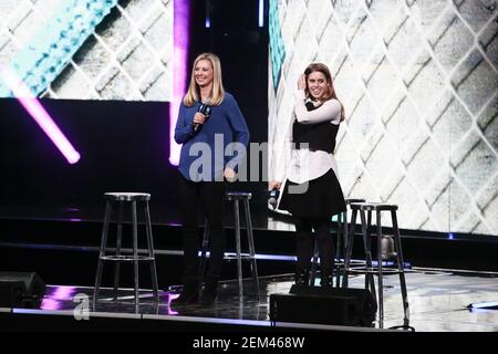 Holly Branson (à gauche) et la princesse Beatrice de York sur scène Lors de l'événement caritatif We Day 2016 à Wembley SEE À Londres Banque D'Images