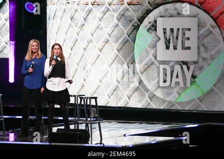 Holly Branson (à gauche) et la princesse Beatrice de York sur scène Lors de l'événement caritatif We Day 2016 à Wembley SEE À Londres Banque D'Images