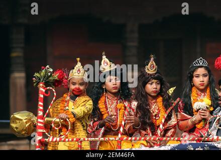 Katmandou, Bagmati, Népal. 24 février 2021. Les enfants népalais habillés comme Dieu hindou RAM, la déesse Sita, Lord Laxman et Lord Hanuman participent à Wotu Magh Yatra, une partie du mois de festival Madhav Narayan à la place Hanumandoka Durbar à Katmandou, au Népal, le 24 février 2021. Crédit : Sunil Sharma/ZUMA Wire/Alay Live News Banque D'Images