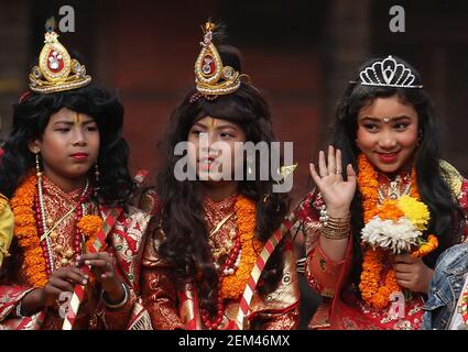 Katmandou, Bagmati, Népal. 24 février 2021. Les enfants népalais déguisés comme Dieu hindou RAM, la déesse Sita et Lord Laxman participent à Wotu Magh Yatra, une partie du festival du Madhav Narayan qui dure un mois à la place Hanumandoka Durbar à Katmandou, au Népal, le 24 février 2021. Crédit : Sunil Sharma/ZUMA Wire/Alay Live News Banque D'Images