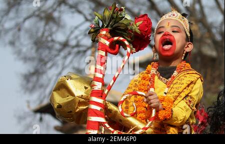 Katmandou, Bagmati, Népal. 24 février 2021. Un garçon népalais s'est habillé comme des gestes hindous de Lord Hanuman alors qu'il participe à Wotu Magh Yatra, une partie du mois de festival Madhav Narayan à la place Hanumandoka Durbar à Katmandou, au Népal, le 24 février 2021. Crédit : Sunil Sharma/ZUMA Wire/Alay Live News Banque D'Images