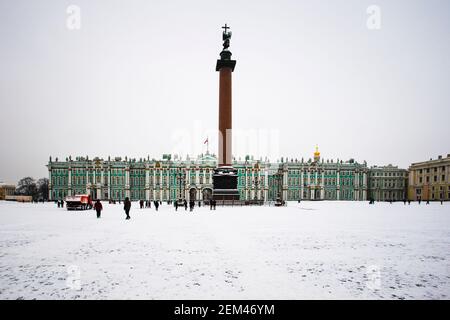 Saint-Pétersbourg, Russie-21 février 2021 : place en face du Palais d'hiver (musée de l'Ermitage), colonne d'Alexandrie en hiver à Saint-Pétersbourg. Photo de haute qualité Banque D'Images