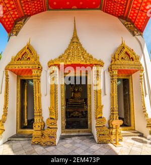 Entrée au porche du Viharn Ouest dans le temple bouddhiste de Wah Pho, Bangkok, Thaïlande Banque D'Images