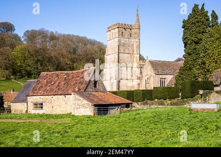 L'église de Sainte Marie la Vierge dans le village Cotswold de Hawkesbury, South Gloucestershire UK Banque D'Images