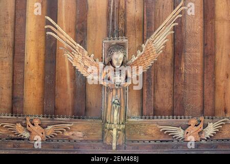 Un des anges sculptés du XVe siècle dans le toit de l'église Sainte Marie du XIIIe siècle à Mildenhall, Suffolk, Royaume-Uni Banque D'Images