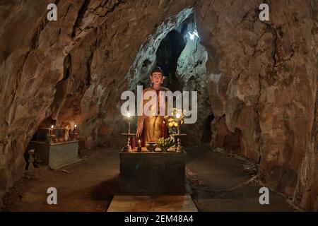 Le sanctuaire Van Thong au sommet de Thuy son, l'une des cinq montagnes en marbre près de Da Nang dans le centre du Vietnam. À partir d'une série de photos de voyage prises Banque D'Images