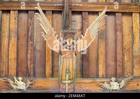 Un des anges sculptés du XVe siècle (jouant de l'alute) sur le toit de l'église Sainte Marie du XIIIe siècle à Mildenhall, Suffolk, Royaume-Uni Banque D'Images