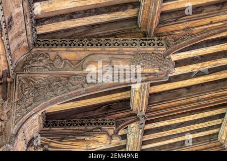 Le !5th siècle a sculpté Hammerbeam toit de l'église St Mary du 13ème siècle à Mildenhall, Suffolk Royaume-Uni Banque D'Images