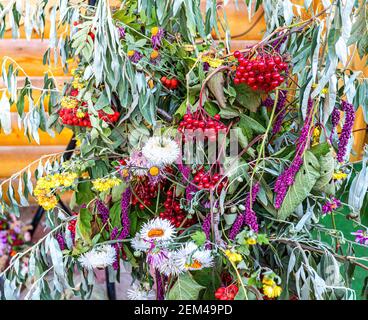 Composition naturelle des fleurs, feuilles et baies d'automne Banque D'Images