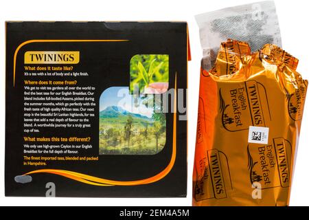 Informations sur l'arrière de la boîte de thé de petit déjeuner anglais Twinings sacs dorés et bien arrondis avec emballage en aluminium retiré sur fond blanc - sachets de thé Banque D'Images