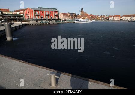 24 février 2021, Mecklembourg-Poméranie occidentale, Waren (Müritz): Couvert de glace foncée est le port de la ville sur le Müritz, les navires à passagers sont amarrés. Malgré les températures douces pendant plus d'une semaine, une couverture de glace arrête toujours l'expédition sur le Müritz. Photo: Bernd Wüstneck/dpa-Zentralbild/dpa Banque D'Images