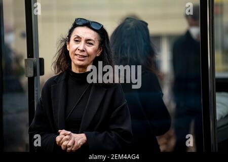 Berlin, Allemagne. 24 février 2021. Shermin Langhoff, directeur artistique du théâtre Maxim Gorki, se tient lors d'une tournée de presse au théâtre Maxim Gorki. Credit: Fabian Sommer/dpa/Alay Live News Banque D'Images