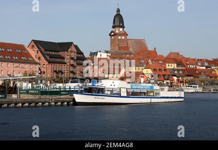 24 février 2021, Mecklembourg-Poméranie occidentale, Waren (Müritz): Couvert de glace foncée est le port de la ville sur le Müritz, les navires à passagers sont amarrés. Malgré les températures douces pendant plus d'une semaine, une couverture de glace arrête toujours l'expédition sur le Müritz. Photo: Bernd Wüstneck/dpa-Zentralbild/dpa Banque D'Images