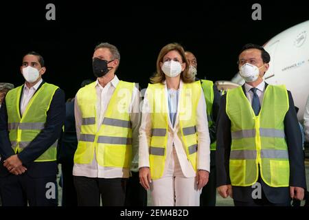 (210224) -- SAINT-DOMINGUE, 24 février 2021 (Xinhua) -- Raquel Pena (2e R, avant), vice-président de la République dominicaine, reçoit un lot de vaccins chinois Sinovac COVID-19 avec une délégation officielle à l'aéroport international de Saint-Domingue, République dominicaine, 23 février 2021. La République dominicaine a reçu mardi soir un envoi de vaccins mis au point par la société pharmaceutique chinoise Sinovac, a déclaré les autorités. (Vice-présidence de la République dominicaine/document via Xinhua) Banque D'Images
