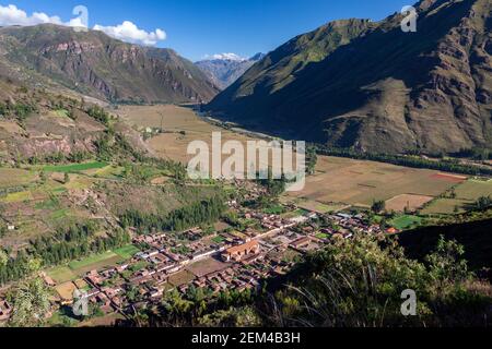 La ville de Pisac dans la province d'Urubamba au Pérou, en Amérique du Sud. Il est situé sur la rivière Vilcanota, dans la Vallée Sacrée des Incas. Banque D'Images