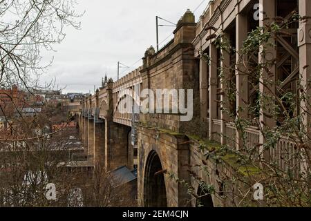 Le pont de haut niveau est un pont ferroviaire, routier et piétonnier qui enjambe la rivière Tyne pour rejoindre Newcastle et Gateshead à Tyne et Wear, au nord-est de l'Angleterre Banque D'Images