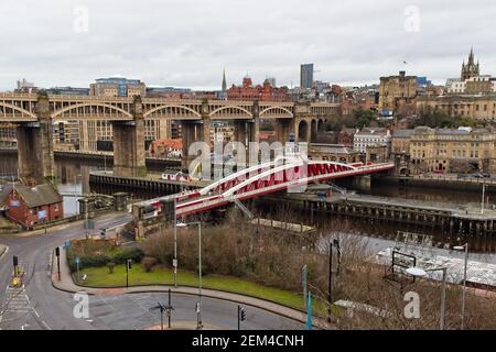 En regardant vers le bas depuis le pont de Tyne, ce sont les vieux Pont d'oscillation et pont de haut niveau qui s'étend sur la rivière Tyne reliant Newcastle et Gateshead en NOR Banque D'Images