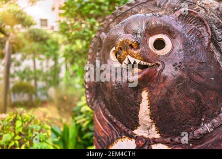 tokyo, japon - novembre 05 2020 : gros plan sur le visage d'une sculpture japonaise mythique tanuki raton laveur réalisée dans une poterie shigaraki Banque D'Images