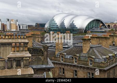 L'architecture très moderne du Sage se trouve en contraste derrière les cheminées et les toits anciens. Prise du pont Tyne à Newcastle, Tyne et WEA Banque D'Images