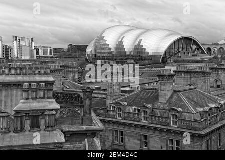 L'architecture très moderne du Sage se trouve en contraste derrière les cheminées et les toits anciens. Prise du pont Tyne à Newcastle, Tyne et WEA Banque D'Images