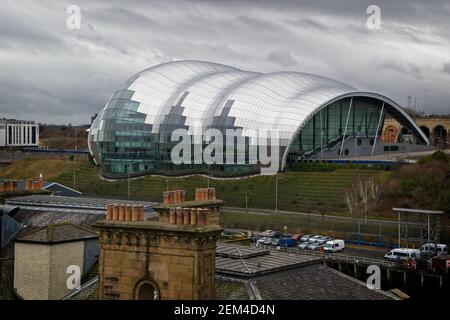 L'architecture très moderne du Sage se trouve en contraste derrière les cheminées et les toits anciens. Prise du pont Tyne à Newcastle, Tyne et WEA Banque D'Images