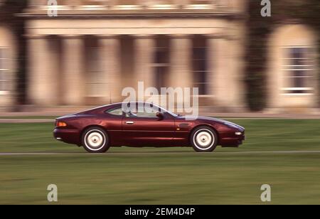 Conduite d'un Aston Martin DB7 1994 Banque D'Images
