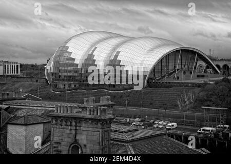 L'architecture très moderne du Sage se trouve en contraste derrière les cheminées et les toits anciens. Prise du pont Tyne à Newcastle, Tyne et WEA Banque D'Images