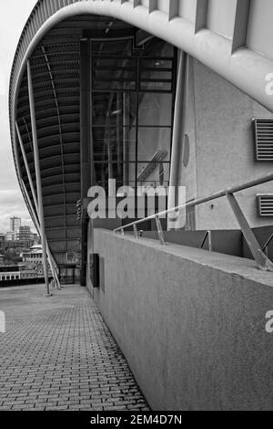 Le Sage Center ultra-moderne donne sur le Tyne sur le côté Gateshead de la rivière en Tyne et Wear, dans le nord-est de l'Angleterre. Banque D'Images