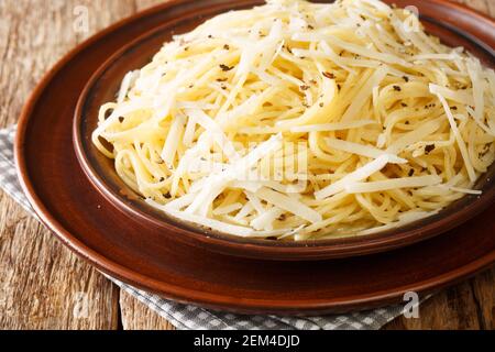 Savoureux spaghetti italien cacio e Pepe dans l'assiette sur la table. Horizontale Banque D'Images