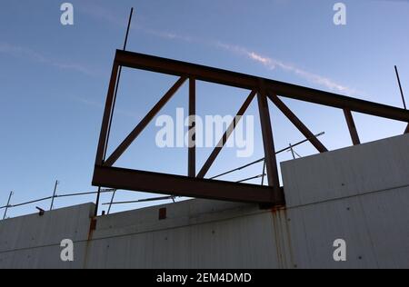 Nouveau centre communautaire en construction à Cueto Cantabria Espagne avec une grande poutre en travers contre un ciel bleu du matin d'hiver Banque D'Images