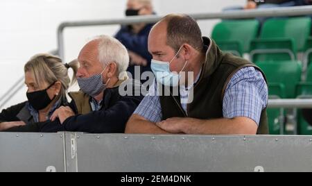 Les agriculteurs qui participent à la vente de bétail pendant la pandémie de Covid-19 portent un masque de protection pour prévenir la propagation du virus. ROYAUME-UNI Banque D'Images