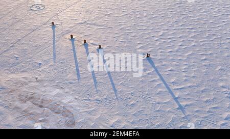 Neige sur la mer gelée. Paysage aérien d'hiver abstrait Banque D'Images