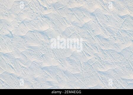 Vue aérienne du dessus de la plaine enneigée. Arrière-plan et texture d'hiver naturels Banque D'Images