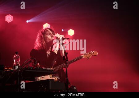 Blaine Harrison, de Mystery Jets, se produisant en direct sur la scène de Corn Exchange le 3 e jour du Great Escape Festival à Brighton, en Angleterre Banque D'Images