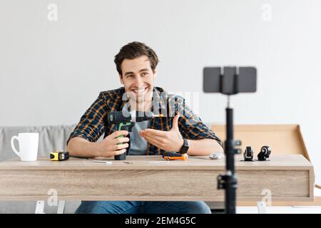 Blogger populaire fait la vidéo sur la construction, la rénovation et l'assemblage de meubles Banque D'Images