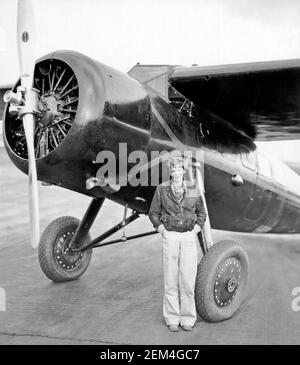 AMELIA EARHART (1897-1937) pionnière de l'aviation américaine début janvier 1935 avant son vol solo d'Honolulu à la Californie. Banque D'Images