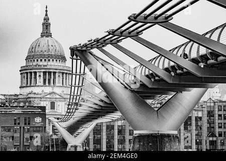 Cathédrale St Pauls et le Millennium Bridge en noir et blanc, Londres, Royaume-Uni Banque D'Images