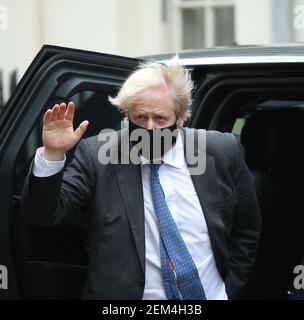 24 février 2021, Londres, Angleterre, Royaume-Uni: Le Premier ministre britannique BORIS JOHNSON retourne 10 Downing Street après avoir assisté à la session hebdomadaire des questions des premiers ministres à la Chambre des communes. (Image crédit : © Tayfun Salci/ZUMA Wire) Banque D'Images