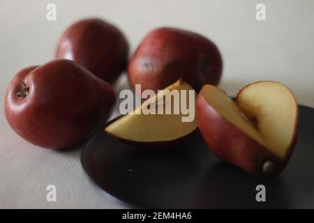 La poire Bartlett rouge porte une véritable forme de poire pyriforme. Une cloche arrondie sur la moitié inférieure du fruit, puis une épaule définitive avec une petite ne Banque D'Images