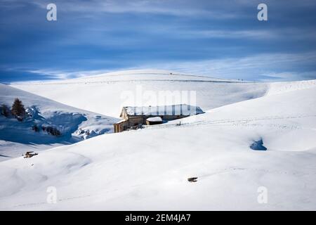 Ancienne ferme en pierre sur le plateau de Lessinia en hiver avec de la neige. (Altopiano della Lessinia), Parc naturel régional, près de Malga San Giorgio et Malga Gaiba Banque D'Images