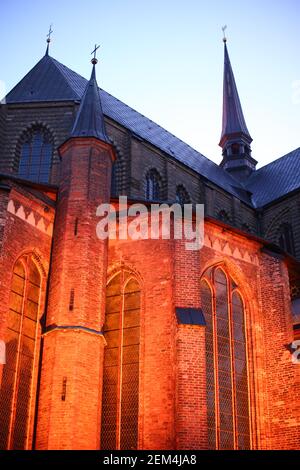 Eglise St Marys à Rostock, illuminée la nuit. Banque D'Images