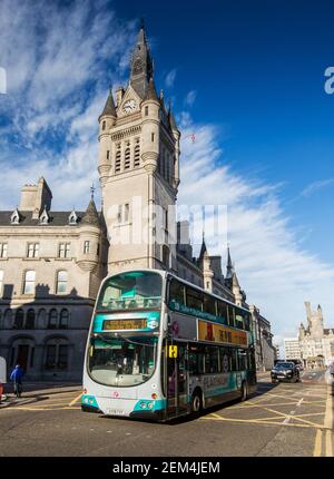 Le bus à impériale First passe devant la maison de ville d'Union Street, dans le centre-ville d'Aberdeen, en Écosse Banque D'Images