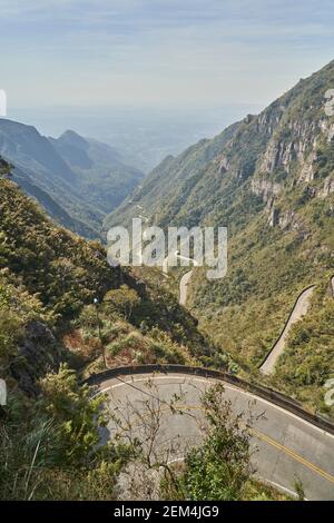 cerra de rocinha est une route très venteuse avec beaucoup de commutateurs et de épingles à cheveux dans les montagnes du sud du Brésil, en Amérique du Sud Banque D'Images