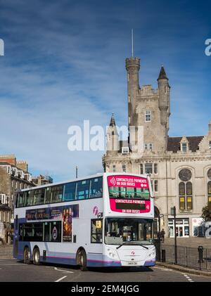 Le bus à impériale First passe devant la Citadelle d'Union Street, dans le centre-ville d'Aberdeen, en Écosse Banque D'Images