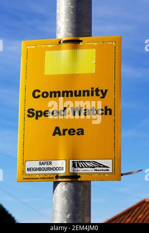 Un panneau Community Speed Watch Area dans un quartier résidentiel de Hellesdon, Norfolk, Angleterre, Royaume-Uni. Banque D'Images