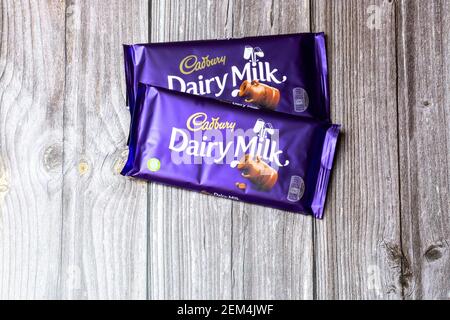 Deux barres de lait de chocolat au lait Cadbury Dairy sur un table en bois Banque D'Images