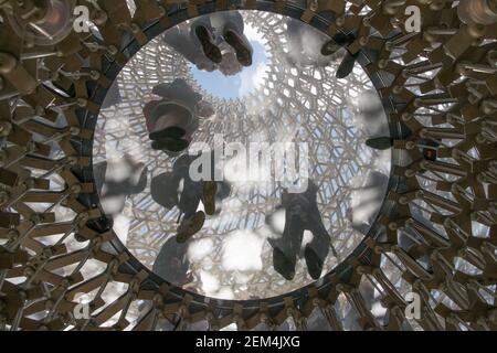 Une vue depuis le dessous du pavillon Hive, qui a été dévoilé aujourd'hui à Kew Gardens, Londres. Conçu par Wolfgang Bartress et créé par BDP, The Hive Banque D'Images