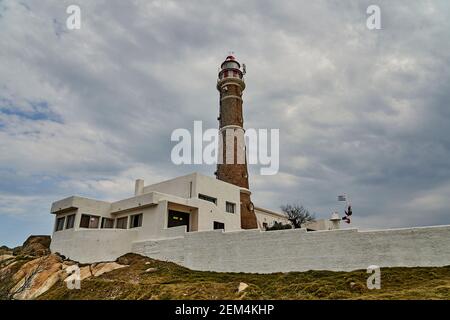 Cabo Polonio, Uruguay - 08 25 2019: phare d'un petit village situé sur la côte est dans le département de Rocha, sans routes le reliant Banque D'Images