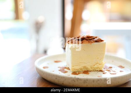 Cheesecake japonais sur table en bois Banque D'Images